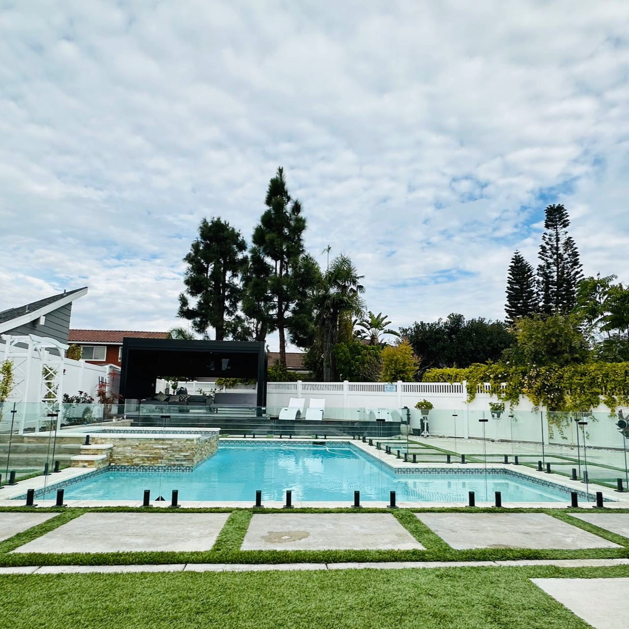 Unikoo Glass & Hardware