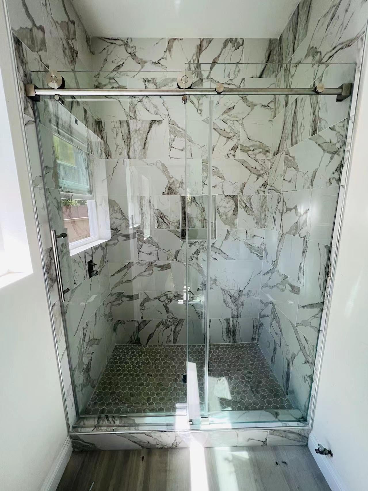 UNIKOO - Cabina de ducha corredera individual ajustable sin marco de acero inoxidable con (1) manija doble de 16”